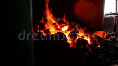 烧火的铁匠铺炉里的炽热金属零件，加热金属，炉子
